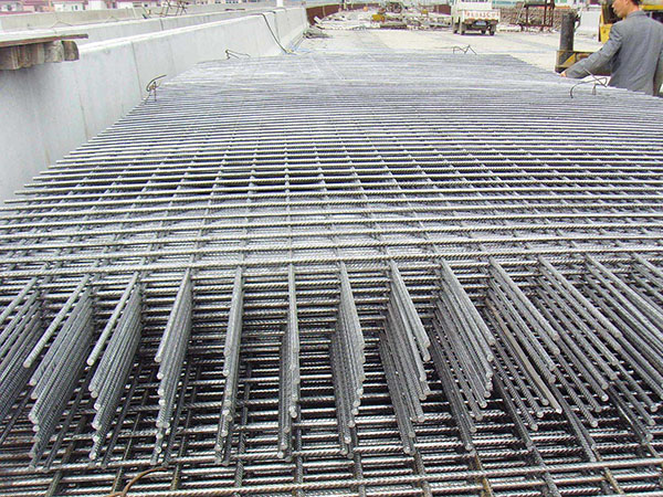 江苏钢丝网厂家向您介绍钢筋网在水泥混凝土路面工程的应用